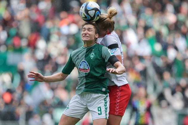 v.li.: Sophie Weidauer (SV Werder Bremen, 9) und Celina Degen (1. FC Köln, 5) im Kopfballduell, Kopfball, Zweikampf, Action, Aktion, Spielszene, DIE DFB-RICHTLINIEN UNTERSAGEN JEGLICHE NUTZUNG VON FOTOS ALS SEQUENZBILDER UND ODER VIDEOÄHNLICHE FOTOSTRECKEN. DFB REGULATIONS PROHIBIT ANY USE OF PHOTOGRAPHS AS IMAGE SEQUENCES AND OR QUASI-VIDEO., 14.10.2023, Bremen (Deutschland), Fussball, Google Pixel Frauen-Bundesliga, SV Werder Bremen - 1. FC Köln