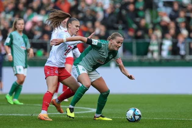 v.li.: Alena Bienz (1. FC Köln, 11) und Lina Hausicke (SV Werder Bremen, 18) im Zweikampf, Duell, Dynamik, Aktion, Action, Spielszene, DIE DFB-RICHTLINIEN UNTERSAGEN JEGLICHE NUTZUNG VON FOTOS ALS SEQUENZBILDER UND ODER VIDEOÄHNLICHE FOTOSTRECKEN. DFB REGULATIONS PROHIBIT ANY USE OF PHOTOGRAPHS AS IMAGE SEQUENCES AND OR QUASI-VIDEO., 14.10.2023, Bremen (Deutschland), Fussball, Google Pixel Frauen-Bundesliga, SV Werder Bremen - 1. FC Köln
