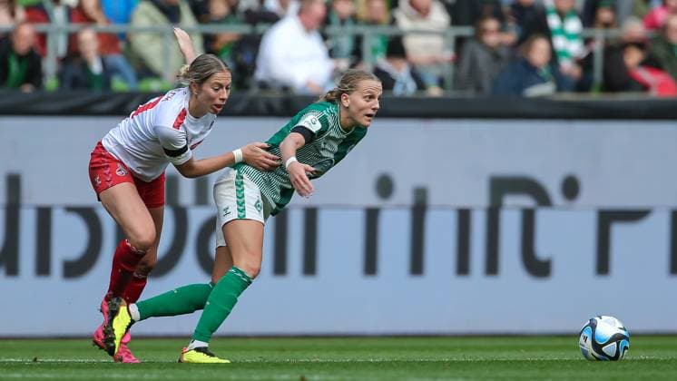 v.li.: Sharon Beck (1. FC Köln, 10) und Lina Hausicke (SV Werder Bremen, 18) im Zweikampf, Duell, Dynamik, Aktion, Action, Spielszene, DIE DFB-RICHTLINIEN UNTERSAGEN JEGLICHE NUTZUNG VON FOTOS ALS SEQUENZBILDER UND ODER VIDEOÄHNLICHE FOTOSTRECKEN. DFB REGULATIONS PROHIBIT ANY USE OF PHOTOGRAPHS AS IMAGE SEQUENCES AND OR QUASI-VIDEO., 14.10.2023, Bremen (Deutschland), Fussball, Google Pixel Frauen-Bundesliga, SV Werder Bremen - 1. FC Köln