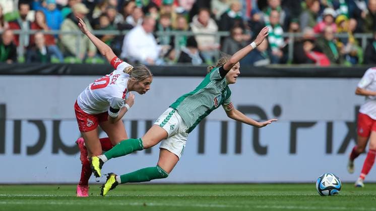 v.li.: Sharon Beck (1. FC Köln, 10) und Lina Hausicke (SV Werder Bremen, 18) im Zweikampf, Duell, Dynamik, Aktion, Action, Spielszene, DIE DFB-RICHTLINIEN UNTERSAGEN JEGLICHE NUTZUNG VON FOTOS ALS SEQUENZBILDER UND ODER VIDEOÄHNLICHE FOTOSTRECKEN. DFB REGULATIONS PROHIBIT ANY USE OF PHOTOGRAPHS AS IMAGE SEQUENCES AND OR QUASI-VIDEO., 14.10.2023, Bremen (Deutschland), Fussball, Google Pixel Frauen-Bundesliga, SV Werder Bremen - 1. FC Köln