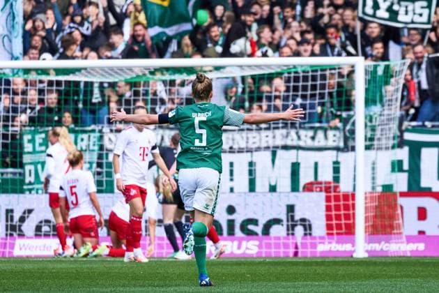 Lina Hausicke (SV Werder Bremen 18) schiesst in der 83 Spielminute das 2:0 fuer Werder Bremen. Michelle Ulbrich (SV Werder Bremen 05). jubelt und freut sich. GER, SV Werder Bremen : 1.FC Koeln, Fussball, Frauen Bundesliga, 4.Spieltag, Spielzeit 2023 2024, 14.10.2023 GER, SV Werder Bremen : 1.FC Koeln, Fussball, Frauen Bundesliga, 4.Spieltag, Spielzeit 2023 2024, 14.10.2023 Bremen Copyright: xEibner-Pressefoto xStephaniexZerx EP_SZE