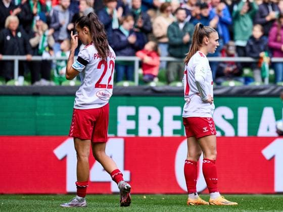 Der 1.FC Koeln verliert mit 3:0 gegen Werder Bremen. Alena Bienz (1.FC Koeln 11) und Natalia Padilla-Bidas (1.FC Koeln 22) stehen enttaeuscht auf dem Platz. Niederlage, Trauer. GER, SV Werder Bremen : 1.FC Koeln, Fussball, Frauen Bundesliga, 4.Spieltag, Spielzeit 2023 2024, 14.10.2023 GER, SV Werder Bremen : 1.FC Koeln, Fussball, Frauen Bundesliga, 4.Spieltag, Spielzeit 2023 2024, 14.10.2023 Bremen Copyright: xEibner-Pressefoto xStephaniexZerx EP_SZE