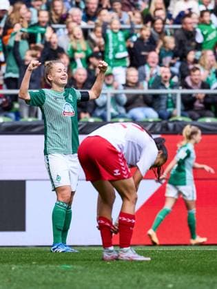 Michelle Ulbrich (SV Werder Bremen 05) jubelt und freut sich ueber den Sieg fuer Werder Bremen mit 3:0. GER, SV Werder Bremen : 1.FC Koeln, Fussball, Frauen Bundesliga, 4.Spieltag, Spielzeit 2023 2024, 14.10.2023 GER, SV Werder Bremen : 1.FC Koeln, Fussball, Frauen Bundesliga, 4.Spieltag, Spielzeit 2023 2024, 14.10.2023 Bremen Copyright: xEibner-Pressefoto xStephaniexZerx EP_SZE
