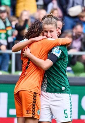 Michelle Ulbrich (SV Werder Bremen 05), Livia Peng (SV Werder Bremen 01) und Hanna Nemeth (SV Werder Bremen 23) jubeln und freuen sich ueber den Sieg fuer Werder Bremen mit 3:0. GER, SV Werder Bremen : 1.FC Koeln, Fussball, Frauen Bundesliga, 4.Spieltag, Spielzeit 2023 2024, 14.10.2023 GER, SV Werder Bremen : 1.FC Koeln, Fussball, Frauen Bundesliga, 4.Spieltag, Spielzeit 2023 2024, 14.10.2023 Bremen Copyright: xEibner-Pressefoto xStephaniexZerx EP_SZE