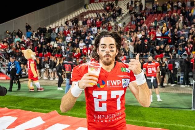 Cody Cranston (27, DB, Potsdam Royals) mit Bier von der Tribuene nach der Ehrenrunde GER, Potsdam Royals vs Schwaebisch Hall Unicorns, GFL, Saison 2023, GFL-Bowl, Finale, 14.10.2023, GER, Potsdam Royals vs Schwaebisch Hall Unicorns, GFL, Saison 2023, GFL-Bowl, Finale, 14.10.2023 Essen Copyright: xEibner-Pressefoto FlorianxWolfx EP_FWF