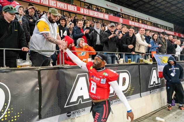 MVP Jaylon Henderson (8, QB, Potsdam Royals) feiert mit den Fans GER, Potsdam Royals vs Schwaebisch Hall Unicorns, GFL, Saison 2023, GFL-Bowl, Finale, 14.10.2023, GER, Potsdam Royals vs Schwaebisch Hall Unicorns, GFL, Saison 2023, GFL-Bowl, Finale, 14.10.2023 Essen Copyright: xEibner-Pressefoto FlorianxWolfx EP_FWF