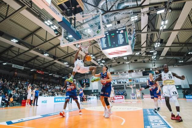 BARMER 2. Basketsball Bundesliga ProA Saison 2023 2024 3. Spieltag am 15.10.23 Medipolis SC Jena vs Phoenix Hagen Mitte Rasheed Moore (Jena) mit dem fetten Dunking gegen zwei Gegenspieler, rechts feiert Mitspieler Amir Hinton (Jena) Sparkassen Arena Jena