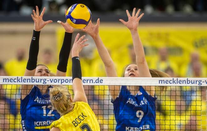 15.10.2023, GER, Damen, DVV, Supercup, Saison 2023 2024, SSC Palmberg Schwerin - Allianz MTV Stuttgart Britt Bongaerts (Allianz MTV Stuttgart, li.) gegen Linda Bock (SSC Palmberg Schwerin, Mitte), Eline Timmermann (Allianz MTV Stuttgart, re.) Rostock Stadthalle Mecklenburg-Vorpommern Deutschland