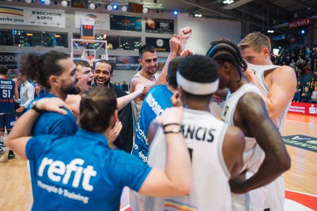 BARMER 2. Basketsball Bundesliga ProA Saison 2023 2024 3. Spieltag am 15.10.23 Medipolis SC Jena vs Phoenix Hagen Freude bei den Spielern von Jena über den Heimerfolg gegen Hagen Sparkassen Arena Jena