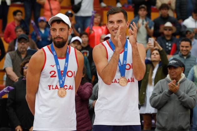 October 16, 2023, Tlaxcala, Ciudad de Mexico, Mexico: October 15, 2023, Tlaxcala, Mexico: Bronze medalist Bartosz Losiak and Michal Bryl of Poland receive medals during the medal ceremony for the Men s Beach volleyball, Beachvolleyball World Championship, WM, Weltmeisterschaft Final. October 15, 2023 in Tlaxcala, Mexico. Tlaxcala Mexico - ZUMAe321 20231016_zsa_e321_008 Copyright: xEssenexHernandez xEyepixxGroupx