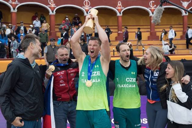 October 16, 2023, Tlaxcala, Ciudad de Mexico, Mexico: October 15, 2023, Tlaxcala, Mexico: Gold medalist Ondrej Perusic and David Schweiner of Czechia lift their winners trophy during the medal ceremony for the Men s Beach volleyball, Beachvolleyball World Championship, WM, Weltmeisterschaft Final. October 15, 2023 in Tlaxcala, Mexico. Tlaxcala Mexico - ZUMAe321 20231016_zsa_e321_048 Copyright: xEssenexHernandez xEyepixxGroupx