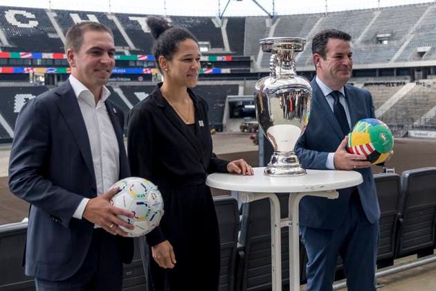 UEFA EURO, EM, Europameisterschaft,Fussball 2024 Pressekonferenz, eutsche Bank Park, Frankfurt, 16.10.2023 Philipp Lahm, Turnierdirektor der UEFA EURO 2024 & Celia Sasic, Botschafterin der UEFA EURO 2024 & -u1 mit dem POkal, UEFA Euro 2024 PK, Frankfurt, Eissporthalle, 16.10.2023 Copyright: xBEAUTIFULxSPORTS Gawlikx