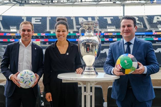 (l-r) Philipp Lahm (Turnierdirektor, UEFA EURO, EM, Europameisterschaft,Fussball 2024), Celia Sasic, (Botschafterin, UEFA EURO 2024), Hubertus Heil (SPD, Bundesminister für Arbeit und Soziales), GER, Pressekonferenz, UEFA Working Visits EURO 2024, Frankfurt am Main, 16.10.2023, GER, Pressekonferenz, UEFA Working Visits EURO 2024, Frankfurt am Main, 16.10.2023. Frankfurt am Main Copyright: xEibner-Pressefoto FlorianxWieganx EP_FWD