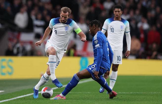 London, England, 17th October 2023. Harry Kane of England looks to take the ball past Destiny Udogie of Italy during the UEFA European Championship, EM, Europameisterschaft Qualifying match at Wembley Stadium, London. Picture credit should read: David Klein Sportimage EDITORIAL USE ONLY. No use with unauthorised audio, video, data, fixture lists, club league logos or live services. Online in-match use limited to 120 images, no video emulation. No use in betting, games or single club league player publications. SPI-2649-0026