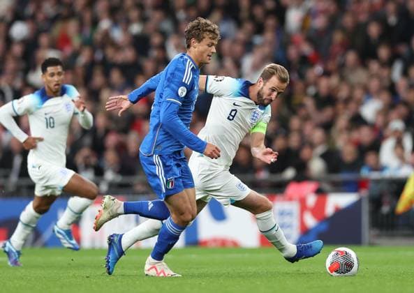 London, England, 17th October 2023. Giorgio Scalvini of Italy and Harry Kane of England challenge for the ball during the UEFA European Championship, EM, Europameisterschaft Qualifying match at Wembley Stadium, London. Picture credit should read: David Klein Sportimage EDITORIAL USE ONLY. No use with unauthorised audio, video, data, fixture lists, club league logos or live services. Online in-match use limited to 120 images, no video emulation. No use in betting, games or single club league player publications. SPI-2649-0032