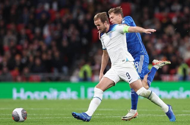 London, England, 17th October 2023. Harry Kane of England and Nicolo Barella of Italy challenge for the ball during the UEFA European Championship, EM, Europameisterschaft Qualifying match at Wembley Stadium, London. Picture credit should read: David Klein Sportimage EDITORIAL USE ONLY. No use with unauthorised audio, video, data, fixture lists, club league logos or live services. Online in-match use limited to 120 images, no video emulation. No use in betting, games or single club league player publications. SPI-2649-0071