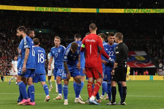 London, England, 17th October 2023. Stephan El Shaarawy of Italy leads the Italian players™ protests to the Referee Clement Turpin of France after he awarded the hosts a first half penalty during the UEFA European Championship, EM, Europameisterschaft Qualifying match at Wembley Stadium, London. Picture credit should read: Jonathan Moscrop Sportimage EDITORIAL USE ONLY. No use with unauthorised audio, video, data, fixture lists, club league logos or live services. Online in-match use limited to 120 images, no video emulation. No use in betting, games or single club league player publications. SPI-2650-0024