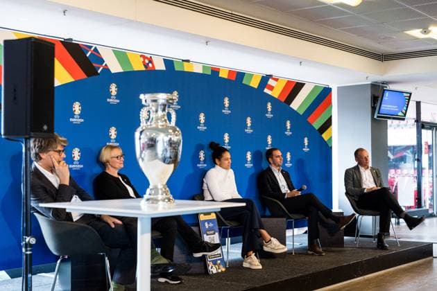 Pressekonferenz zur Bekanntgabe der Partnerschaft zwischen VDV und EURO 2024 GmbH; 19.10.2023 Der UEFA EURO, EM, Europameisterschaft,Fussball Pokal Im Hintergrund das Podium: Oliver Wolff, Hauptgeschaeftsfuehrer Verband Deutscher Verkehrsunternehmen (VDV), Stefanie Haaks, Vorstandsvorsitzende der Kölner Verkehrs-Betriebe und VDV-Praesidiumsmitglied, Celia äaöic, Botschafterin der UEFA EURO 2024, Philipp Lahm, Turnierdirektor der UEFA EURO 2024,Markus Stenger, Geschaeftsfuehrer EURO 2024 GmbH Pressekonferenz zur Bekanntgabe der Partnerschaft zwischen VDV und EURO 2024 GmbH, Koeln, RheinEnergieStadion am 19.10.2023 Copyright: xBEAUTIFULxSPORTS Wunderlx