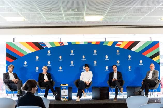 Pressekonferenz zur Bekanntgabe der Partnerschaft zwischen VDV und EURO 2024 GmbH; 19.10.2023 Das Podium: Oliver Wolff, Hauptgeschaeftsfuehrer Verband Deutscher Verkehrsunternehmen (VDV), Stefanie Haaks, Vorstandsvorsitzende der Kölner Verkehrs-Betriebe und VDV-Praesidiumsmitglied, Celia äaöic, Botschafterin der UEFA EURO, EM, Europameisterschaft,Fussball 2024, Philipp Lahm, Turnierdirektor der UEFA EURO 2024,Markus Stenger, Geschaeftsfuehrer EURO 2024 GmbH Pressekonferenz zur Bekanntgabe der Partnerschaft zwischen VDV und EURO 2024 GmbH, Koeln, RheinEnergieStadion am 19.10.2023 Copyright: xBEAUTIFULxSPORTS Wunderlx