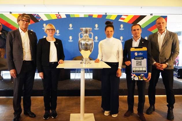 Fussball, Pressekonferenz anlässlich der Partnerschaft zwischen der vdv und der UEFA EURO, EM, Europameisterschaft,Fussball 2024. v.l.:Oliver Wolff, Hauptgeschaftsführer VDV, Stefanie Haaks, Vorstandvorsitzende der Kölner Verkehrs-Betriebe und vdv- Präsidiumsmitglied, Celia Sasic, Botschafterin der UEFA EURO 2024 Philipp Lahm, Turnierdirektor der UEFA EURO 2024, markus stenger, Geschaftsführer der EURO 2024 GmBH