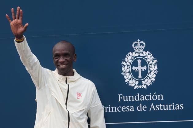 Sport Bilder des Tages Photo: Juan Carlos Rojas LaPresse ------------------------------------------------------------- Eliud Kipchoge Medallista ol& xed;mpico nacido en Kenia especialista en las carreras de fondo y en la marat& xf3;n,bicampe& xf3;n ol& xed;mpico en marat& xf3;n en los a& xf1;os 2016 y 2020 y campe& xf3;n mundial de 5000 metros en 2003.2& x200b; Particip& xf3; en cuatro Juegos Ol& xed;mpicos de Verano, obteniendo en total cuatro medallas: bronce en Atenas 2004 (5000 m), plata en Pek& xed;n 2008 (5000 m), oro en R& xed;o de Janeiro 2016 (marat& xf3;n) y oro en Tokio 2020. Gan& xf3; dos medallas en el Campeonato Mundial de Atletismo, oro en 2003 y plata en 2007, y una medalla de bronce en el Campeonato Mundial de Atletismo en Pista Cubierta de 2006.2 El 25 de septiembre de 2022 estableci& xf3; una nueva plusmarca mundial de marat& xf3;n (2:01:09) en la Marat& xf3;n de Berl& xed;n, superando la que & xe9;l hab& xed;a logrado en 2018.4& x200b; Foto: Juan Carlos Rojas LaPresse 20231019 Eliud Kipchoge Olympic medalist born in Kenya, specialist in long-distance races and the marathon, two-time Olympic marathon champion in 2016 and 2020 and 5000 meter world champion in 2003.2 He participated in four Summer Olympic Games, Olympische Spiele, Olympia, OS obtaining a total of four medals: bronze in Athens 2004 (50 Copyright: xJuanxCarlosxRojas LaPressex