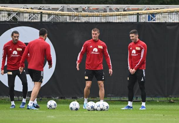 Fussball, Herren, Saison 2023 2024, Champions League, Training des 1. FC Union Berlin am Stadion An der Alten Försterei am Tag vor dem Spiel gegen die SSC Neapel, v. l. Christopher Trimmel (1. FC Union Berlin), Rani Khedira (1. FC Union Berlin), Kevin Behrens (1. FC Union Berlin), Robin Gosens (1. FC Union Berlin), 23.10. 2023, Copyright: xMatthiasxKochx
