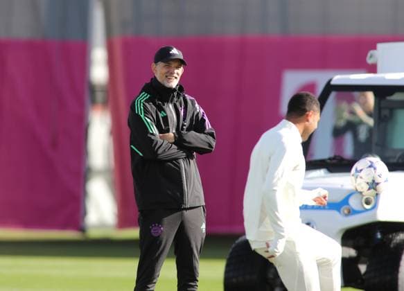 München, Deutschland 23. Oktober 2023: Fussball, Herren, Saison 2023 2024, FC Bayern München, Säbener Strasse, Trainingsgelände, Training, Abschlusstraining, Champions League Thomas Tuchel, Trainer (FC Bayern München) beobachtet die Einheit, lächeln, grinsen