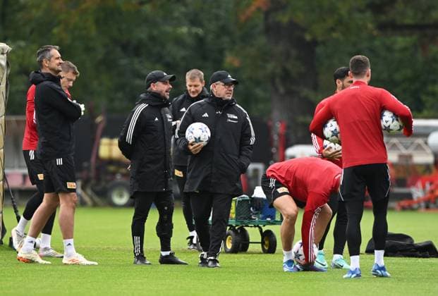 Fussball, Herren, Saison 2023 2024, Champions League, Training des 1. FC Union Berlin am Stadion An der Alten Försterei am Tag vor dem Spiel gegen die SSC Neapel, v. l. Torwarttrainer Michael Gspurning (1. FC Union Berlin), Co-Trainer Sebastian Bönig (1. FC Union Berlin), Trainer Urs Fischer (1. FC Union Berlin), Robin Gosens (1. FC Union Berlin), 23.10. 2023, Copyright: xMatthiasxKochx