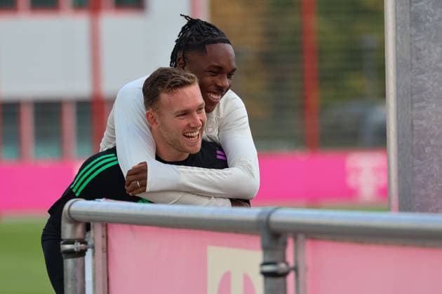 Mathys Tel (FC Bayern Muenchen, 39) Huckepack auf Daniel Peretz (FC Bayern Muenchen, 18), Spass, lachend, Training, gute Laune, Abschlusstraining. FC Bayern Muenchen, Fussball, Saison 23 24, 23.10.2023, Abschlusstraining. FC Bayern Muenchen, Fussball, Saison 23 24, 23.10.2023 Muenchen Copyright: xEibner-Pressefoto JennixMaulx EP_JML