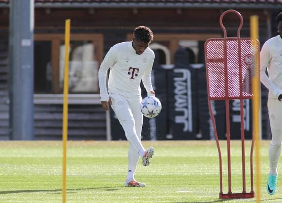 München, Deutschland 23. Oktober 2023: Fussball, Herren, Saison 2023 2024, FC Bayern München, Säbener Strasse, Trainingsgelände, Training, Abschlusstraining, Champions League Kingsley Coman (FC Bayern München) spielt mit einem Ball, Einzelaktion, Freisteller,Ganzkörperaufnahme