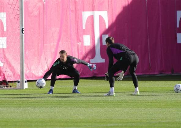 München, Deutschland 23. Oktober 2023: Fussball, Herren, Saison 2023 2024, FC Bayern München, Säbener Strasse, Trainingsgelände, Training, Abschlusstraining, Champions League Manuel Neuer (FC Bayern München) (li) mit Sven Ulreich (FC Bayern München) (re.) beim Torwarttraining, Ball
