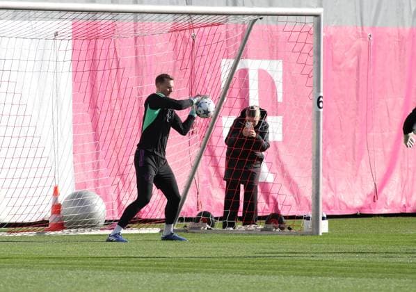 München, Deutschland 23. Oktober 2023: Fussball, Herren, Saison 2023 2024, FC Bayern München, Säbener Strasse, Trainingsgelände, Training, Abschlusstraining, Champions League Manuel Neuer (FC Bayern München) fängt einen Ball, Einzelaktion, Freisteller,Ganzkörperaufnahme