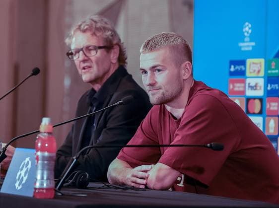 Dieter Nickles, Bayern-Pressesprecher, Matthijs de Ligt, Pressekonferenz Galatasaray Istanbul vs. Bayern Muenchen, Champions-League, Gruppenphase, Saison 2023-24, 23.10.2023, Pressekonferenz Galatasaray Istanbul vs. Bayern Muenchen, Champions-League, Gruppenphase, Saison 2023-24, 23.10.2023, Istanbul Copyright: xEibner-Pressefoto JoergxNiebergax EP_EER