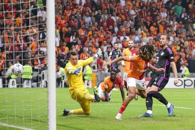 UEFA Champions League, Galatasaray - Bayern Muenchen. Harry Kane (Bayern) scores goal 1:2 EDITORIAL USE ONLY No use with unauthorised audio, video, data, fixture lists, club league logos or live services. Online in-match use limited to 120 images, no video emulation. No use in betting, games or single club league player publications. Galatasaray v Bayern Munich, UEFA Champions League, Group A, Football, RAMS Park, Istanbul, Turkiye - 24 Oct 2023 EDITORIAL USE ONLY No use with unauthorised audio, video, data, fixture lists, club league logos or live services. Online in-match use limited to 120 images, no video emulation. No use in betting, games or single club league player publications. Copyright: xJakexKirkman Shutterstockx 14164165v