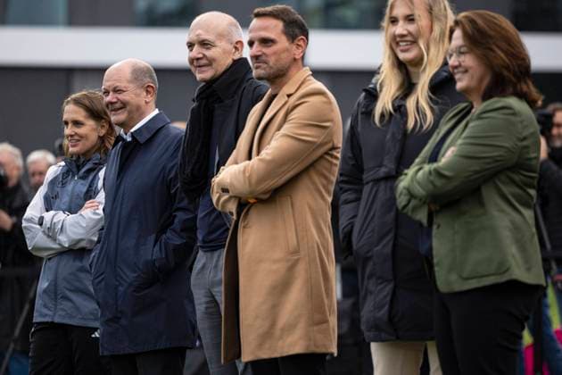 Bundeskanzler Olaf Scholz besucht die DFB Frauen-Nationalmannschaft DFB, Deutscher Fussball-Bund, Frauen-Nationalmannschaft, DFB-Frauen, Bundeskanzler Olaf Scholz zu Besuch beim Training der Frauen-Nationalmannschaft am DFB-Campus, Britta Carlson (Assistenztrainerin), Bundeskanzler Olaf Scholz, Bernd Neuendorf (DFB-Praesident), Joti Chatzialexiou (Sportlicher Leiter DFB-Nationalmannschaften), Jessica Ewald (Teammanagerin), Heike Ullrich (DFB-Generalsekretaerin), Frankfurt am Main, 24.10.2023, Foto: Thomas Boecker DFB Frankfurt am Main Hessen Deutschland