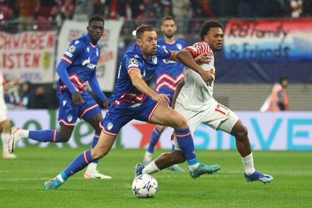 25.10.2023, xtgx, Fussball, UEFA Champions League, RB Leipzig - Roter Stern Belgrad emspor, v.l. Milan Rodic (Belgrad, 23), Lois Openda (Leipzig, 17) Zweikampf, Duell, Kampf, tackle (DFL DFB REGULATIONS PROHIBIT ANY USE OF PHOTOGRAPHS as IMAGE SEQUENCES and or QUASI-VIDEO) Leipzig