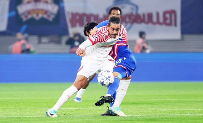 RB Leipzig - Roter Stern Belgrad Champions League Leipzig, 25.10.2023, Red Bull Arena, Fussball , UEFA Champions League, Gruppe G , 3. Spieltag, RB Leipzig vs. Roter Stern Belgrad , Im Bild von vorn: Yussuf Poulsen (9, RB Leipzig), In-beom Hwang (66, Belgrad). , Foto nur zur redaktionellen Nutzung bestimmt! . , UEFA regulations prohibit any use of photographs as image sequences and or quasi-video ,