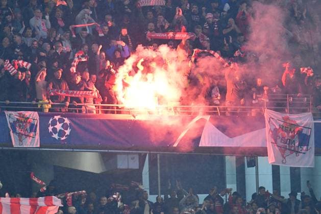 Bengalisches Feuer, Bengalos der Fans von FK Roter Stern Belgrad. RB Leipzig vs. FK Roter Stern Belgrad, Fussball, Champions League, Vorrunde, 3. Spieltag, Saison 2023 2024, 25.10.2023 DFB DFL REGULATIONS PROHIBIT ANY USE OF PHOTOGRAPHS AS IMAGE SEQUENCES AND OR QUASI-VIDEO RB Leipzig vs. FK Roter Stern Belgrad, Fussball, Champions League, Vorrunde, 3. Spieltag, Saison 2023 2024, 25.10.2023 Leipzig Copyright: xEibner-Pressefoto BertxHarzerx EP_BHR