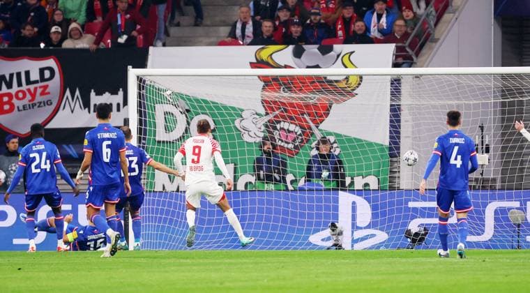 RB Leipzig - Roter Stern Belgrad Champions League Leipzig, 25.10.2023, Red Bull Arena, Fussball , UEFA Champions League, Gruppe G , 3. Spieltag, RB Leipzig vs. Roter Stern Belgrad , Im Bild: Tor für RB Leipzig. David Raum (22, RB Leipzig) trifft zum 1:0. , Foto nur zur redaktionellen Nutzung bestimmt! . , UEFA regulations prohibit any use of photographs as image sequences and or quasi-video ,
