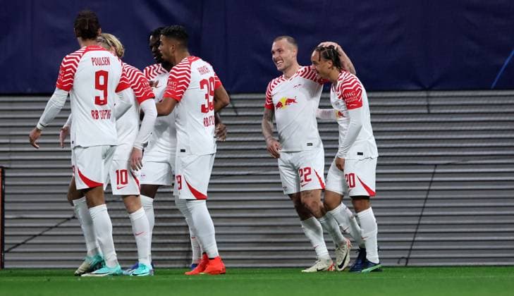 RB Leipzig - Roter Stern Belgrad Champions League Leipzig, 25.10.2023, Red Bull Arena, Champions League, Gruppe G, Spieltag 3 , RB LEIPZIG vs. ROTER STERN BELGRAD , Tor für RB Leipzig zum1:0. Im Bild: Torschütze David Raum (2.v.r., RB Leipzig) und Xavi Simons (RB Leipzig), Torjubel ,