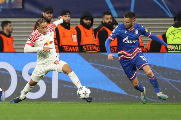 25.10.2023, xtgx, Fussball, UEFA Champions League, RB Leipzig - Roter Stern Belgrad emspor, v.l. Xavi Simons (Leipzig, 20), Srdjan Mijailovic (Belgrad, 33) Zweikampf, Duell, Kampf, tackle (DFL DFB REGULATIONS PROHIBIT ANY USE OF PHOTOGRAPHS as IMAGE SEQUENCES and or QUASI-VIDEO) Leipzig
