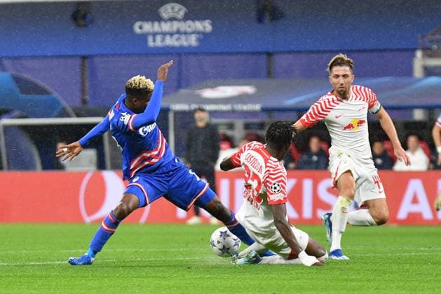 Peter Olayinka (Roter Stern Belgrad) li., Castello Lukeba (RB Leipzig) Mitte und Kevin Kampl (RB Leipzig) re., Jose Maria Sanchez Martinez (Schiedsrichter) pfeift Elfmeter, den er dann wieder zurück nimmt. RB Leipzig vs. FK Roter Stern Belgrad, Fussball, Champions League, Vorrunde, 3. Spieltag, Saison 2023 2024, 25.10.2023 DFB DFL REGULATIONS PROHIBIT ANY USE OF PHOTOGRAPHS AS IMAGE SEQUENCES AND OR QUASI-VIDEO RB Leipzig vs. FK Roter Stern Belgrad, Fussball, Champions League, Vorrunde, 3. Spieltag, Saison 2023 2024, 25.10.2023 Leipzig Copyright: xEibner-Pressefoto BertxHarzerx EP_BHR
