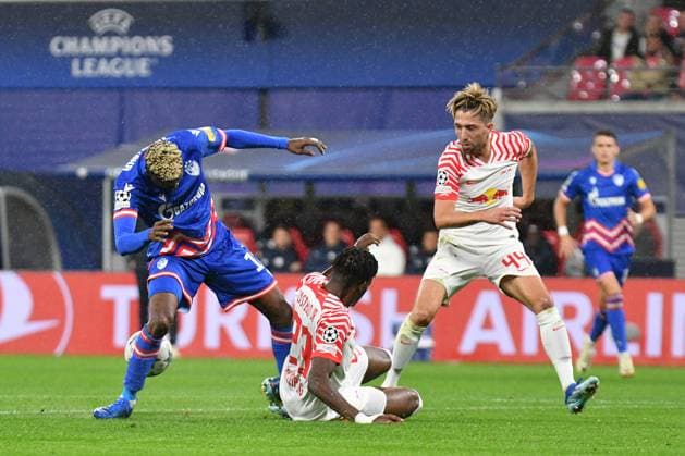 Peter Olayinka (Roter Stern Belgrad) li., Castello Lukeba (RB Leipzig) Mitte und Kevin Kampl (RB Leipzig) re., Jose Maria Sanchez Martinez (Schiedsrichter) pfeift Elfmeter, den er dann wieder zurück nimmt. RB Leipzig vs. FK Roter Stern Belgrad, Fussball, Champions League, Vorrunde, 3. Spieltag, Saison 2023 2024, 25.10.2023 DFB DFL REGULATIONS PROHIBIT ANY USE OF PHOTOGRAPHS AS IMAGE SEQUENCES AND OR QUASI-VIDEO RB Leipzig vs. FK Roter Stern Belgrad, Fussball, Champions League, Vorrunde, 3. Spieltag, Saison 2023 2024, 25.10.2023 Leipzig Copyright: xEibner-Pressefoto BertxHarzerx EP_BHR