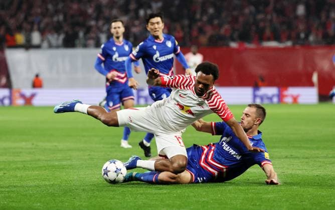 RB Leipzig - Roter Stern Belgrad Champions League Leipzig, 25.10.2023, Red Bull Arena, Champions League, Gruppe G, Spieltag 3 , RB LEIPZIG vs. ROTER STERN BELGRAD , Im Bild v.l.: Lois Openda (17, RB Leipzig) wird von Milan Rodic (23, Belgrad) atackiert ,