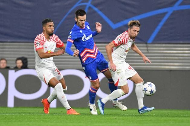 Mirko Ivanic (Roter Stern Belgrad) Mitte, Benjamin Henrichs (RB Leipzig) li. und Kevin Kampl (RB Leipzig) re. RB Leipzig vs. FK Roter Stern Belgrad, Fussball, Champions League, Vorrunde, 3. Spieltag, Saison 2023 2024, 25.10.2023 DFB DFL REGULATIONS PROHIBIT ANY USE OF PHOTOGRAPHS AS IMAGE SEQUENCES AND OR QUASI-VIDEO RB Leipzig vs. FK Roter Stern Belgrad, Fussball, Champions League, Vorrunde, 3. Spieltag, Saison 2023 2024, 25.10.2023 Leipzig Copyright: xEibner-Pressefoto BertxHarzerx EP_BHR
