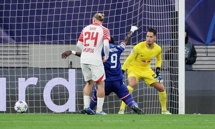 RB Leipzig - Roter Stern Belgrad Champions League Leipzig, 25.10.2023, Red Bull Arena, Champions League, Gruppe G, Spieltag 3 , RB LEIPZIG vs. ROTER STERN BELGRAD , Verpasste Torchance für Belgrad. Im Bild v.l.: Xaver Schlager (24, RB Leipzig), Cherif Ndiaye (9, Belgrad) und Torwart Janis Blaswich (21, RB Leipzig) ,