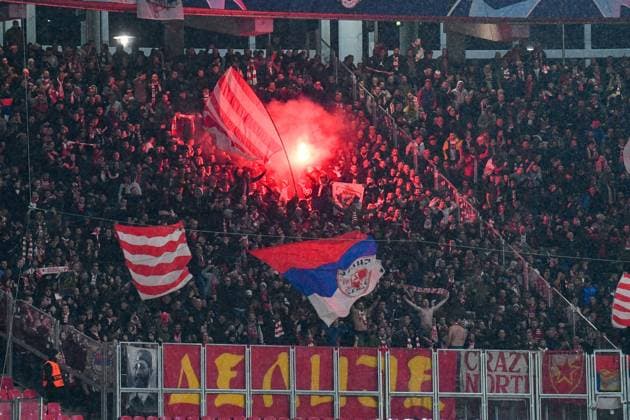 Fussball, Herren, Saison 2023 2024, UEFA Champions League (Gruppe G, 3. Spieltag), RB Leipzig - FK Roter Stern Belgrad, v. l. Die Fans von FK Roter Stern Belgrad zünden Bengalos, Pyro, Pyrotechnik, Leuchtkörper, Rauchbomben, 25.10. 2023, Copyright: xSebastianxRäppold MatthiasxKochx