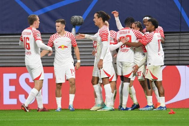 Mannschaft von RB Leipzig feiert das 2:0. RB Leipzig vs. FK Roter Stern Belgrad, Fussball, Champions League, Vorrunde, 3. Spieltag, Saison 2023 2024, 25.10.2023 DFB DFL REGULATIONS PROHIBIT ANY USE OF PHOTOGRAPHS AS IMAGE SEQUENCES AND OR QUASI-VIDEO RB Leipzig vs. FK Roter Stern Belgrad, Fussball, Champions League, Vorrunde, 3. Spieltag, Saison 2023 2024, 25.10.2023 Leipzig Copyright: xEibner-Pressefoto BertxHarzerx EP_BHR