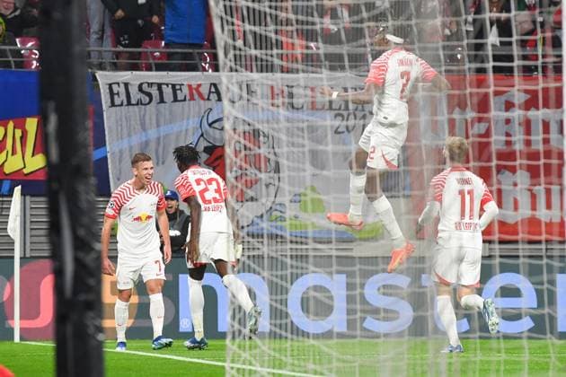 Fussball, Herren, Saison 2023 2024, UEFA Champions League (Gruppe G, 3. Spieltag), RB Leipzig - FK Roter Stern Belgrad, v. l. Dani Olmo (RB Leipzig), Castello Lukeba (RB Leipzig), Mohamed Simakan (RB Leipzig) und Timo Werner (RB Leipzig) Torjubel, jubeln nach dem Tor zum 3:1 durch Dani Olmo (RB Leipzig), 25.10. 2023, Copyright: xSebastianxRäppold MatthiasxKochx