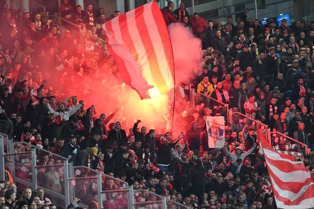 Bengalisches Feuer, Bengalos der Fans von FK Roter Stern Belgrad nach dem Anschlusstreffer zum 2:1. RB Leipzig vs. FK Roter Stern Belgrad, Fussball, Champions League, Vorrunde, 3. Spieltag, Saison 2023 2024, 25.10.2023 DFB DFL REGULATIONS PROHIBIT ANY USE OF PHOTOGRAPHS AS IMAGE SEQUENCES AND OR QUASI-VIDEO RB Leipzig vs. FK Roter Stern Belgrad, Fussball, Champions League, Vorrunde, 3. Spieltag, Saison 2023 2024, 25.10.2023 Leipzig Copyright: xEibner-Pressefoto BertxHarzerx EP_BHR